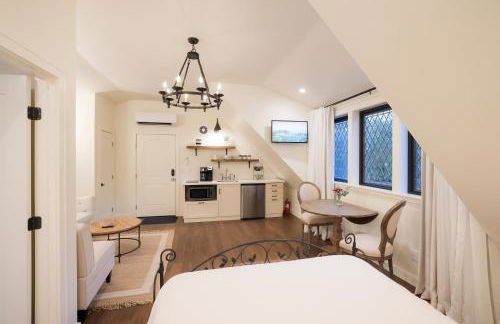 New Tudor Cottage one block from Chico State and downtown with private garage - Foto 10