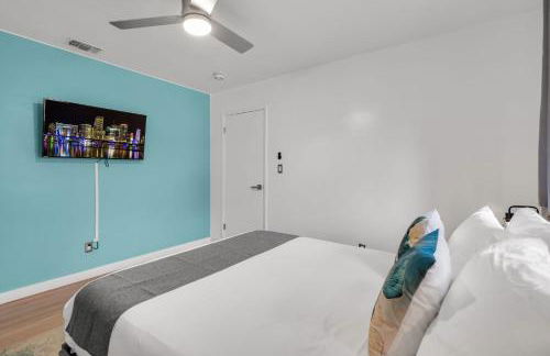 Stunning 4BR Oasis with Pool, 14 minutes to the Ocean - Foto 26