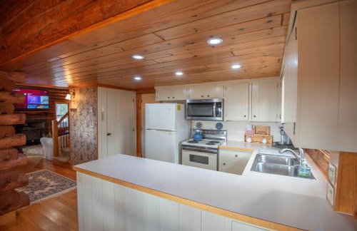 Mountain Top Cabin! Hot tub, Fireplace, Dog Friendly - Photo 18