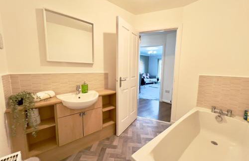 Stylish City Apartment with Free Parking near Town - Foto 15