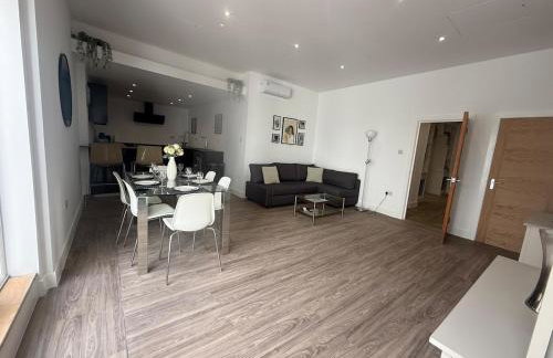 Stylish 3 bed spacious flat - Foto 16