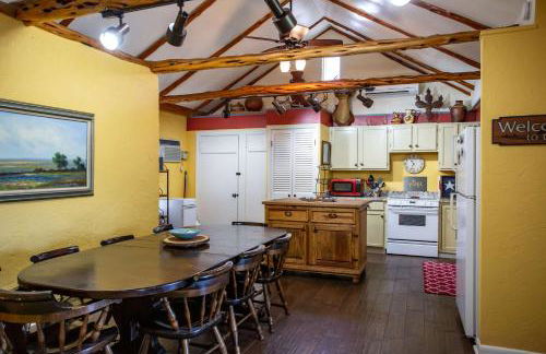 Cozy 2BR Cabin - King Bed Bunks Fire Pit & BBQ - Foto 22