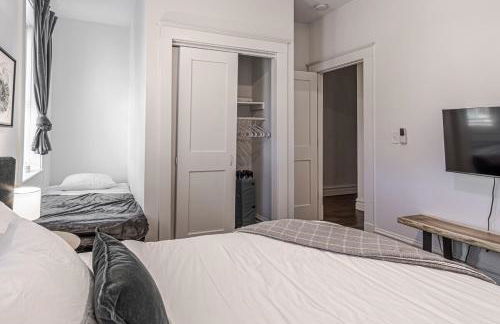 Ann Avenue Spacious 3BR Home with Games, Yard and Near Downtown - Photo 8