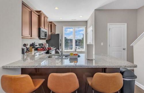 3BR Townhouse King Bed Garage Near NC State - Foto 26