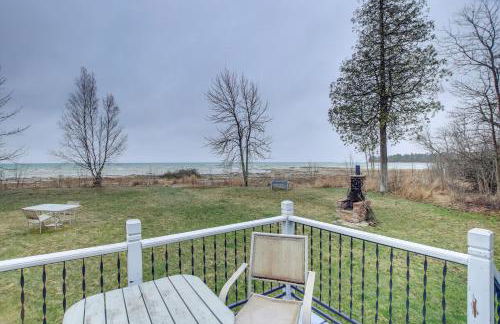 Serene Lakefront Baileys Harbor Home with Deck! - Foto 1