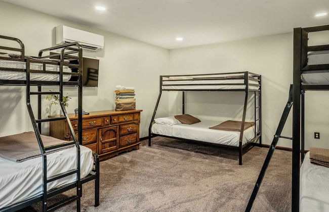 Sky View Chalet by Avantstay Stunning Interior, Spacious Deck, Hot Tub, & View - Photo 49