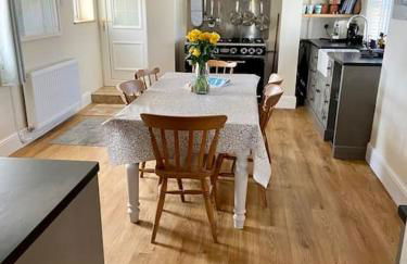 Delightful 3 bed cottage with hot tub & sea views. - Photo 10