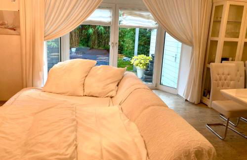 Ganzes Haus nahe Messe und nur 15 Min Zentrum-Hannover - including parking - WLAN - komplett ausgestattet - 3 Schlafräume - Whole Guest House near Fair - and only 15 Min Centre of Hannover - 3 bed rooms - highWLAN - with working places - garden - Foto 8