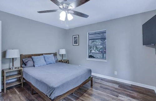 Large Hillside Retreat with Pool and Hot Tub - Foto 30