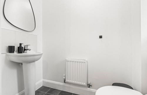 Spacious 3-Bed Home, Parking, Garden, Sleeps 7 - Foto 40