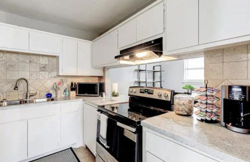 Charming 2BR in Central Lawton - Near Fort Sill - Photo 15