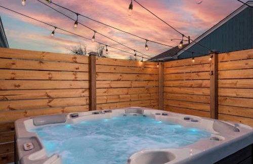 Movie Theater + Hot Tub | Game Yard | Sleeps 10! - Foto 36