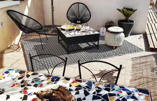 Appartement T2bis Sartène 60m2 avec jolie terrasse de 25m2 et vue panoramique mer et montagne sur le Golfe du Valinco - Quartier calme à 10mn à pied du centre ville - Idéal pour 4 personnes et possibilité de 6 couchages - Place de parking réservée - Foto 4