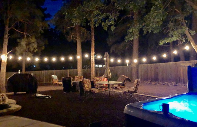 Home In The Pines Near Downtown w Hottub - Foto 13