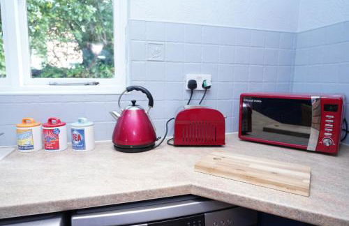 Charming 3 Bed Bungalow Parking & Wifi Business and Leisure by Jesswood Properties - Foto 16