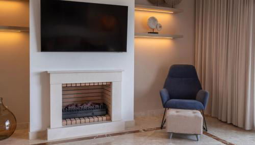 Serene hideaway, luxurious 2-bedroom penthouse apartment in the exclusive Paraíso Pueblo - Photo 5