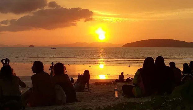 Foto di gruppo al tramonto