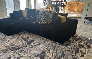 Great Edmond home, near OKC with 3 beds, Wi-fi, cold AC, and central heat, fully fenced backyard - Foto 1