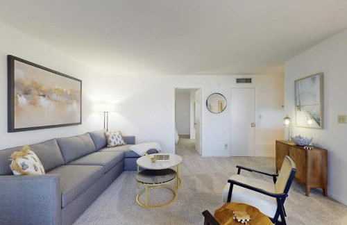 Retreat, Relax, & Repeat in Riverside - Foto 9