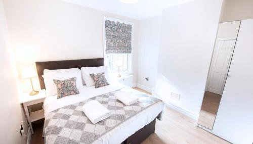 Victorian 2 Bedroom Flat, King Beds, Free WiFi, Near Shops & Transport, E17 - Foto 5, wardrobe