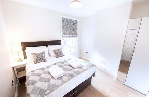 Victorian 2 Bedroom Flat, King Beds, Free WiFi, Near Shops & Transport, E17 - Foto 5