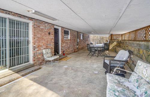 half Mi to Kanawha River Quiet Escape with Patio - Foto 2