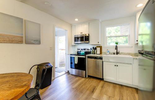 Private Hilltop Getaway with Patio Dogs Welcome! - Foto 7