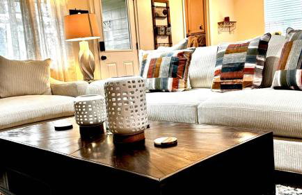 Stylish 4BR Retreat in Cypress - King Bed -Fireplace -Outdoor Patio - TVs in 4 Rooms - Foto 1