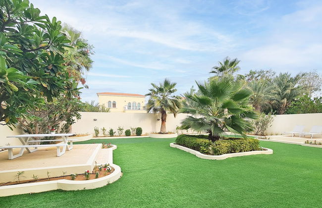 Venduras- Luxe 3BR Villa Jumeirah Park - Photo 23