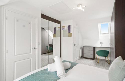 Spacious 4BR House Sleeps 8 with Free Parking, Contractor Friendly, Near Basildon Hospital & London Links - Foto 22