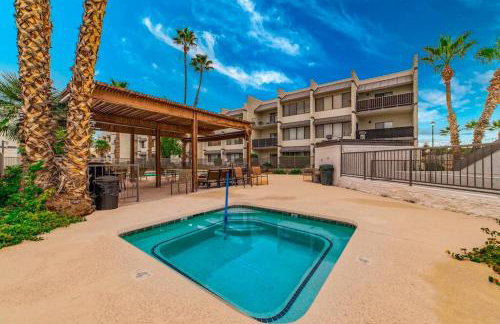 Bright Eastside 2BD 2BA Retreat w Pool and Parking - Foto 5