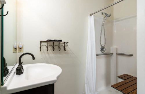 Fife Lake Lodge - Double Queen Room with Lake Access - Foto 17