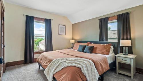 Entire Duplex w Historic District and Sleeps 12 - Foto 2