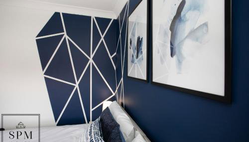 Large 3 Bed House - Long Stays Welcome - Smart TVs in Each Bedroom - Parking - Wifi - Foto 2