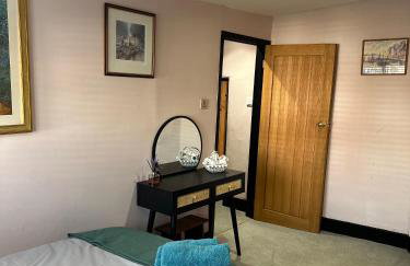 2BDR Cottage By Guest Nest Management In Horsham With Free Parking - Photo 3