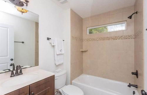 Modern, Upscale, and New Blue Bungalow in the heart of Downtown St Augustine - Foto 11