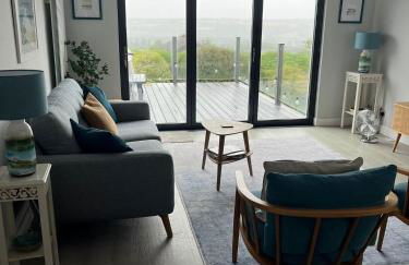 Stylish 3 Bedroom with Balcony and Amazing View - Photo 8