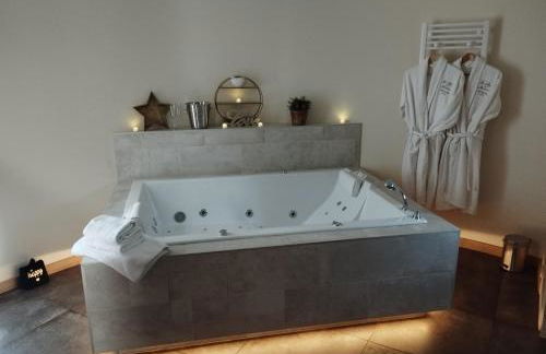 Le Mas aux Amoureux , Suite Romantique et Spa - Foto 6