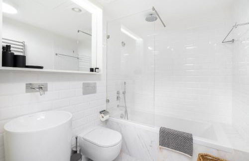 WHome Top-Floor Studio in Prime Location - Photo 32