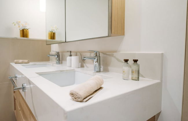 Elegant Stay: Balcony & Stunning Dubai Creek Views - Photo 17