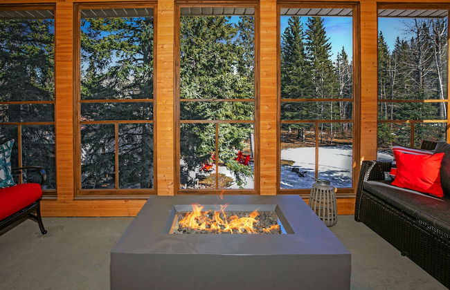 Dream 4-Br 4-Ba Chalet | Private Hot Tub | 2 min to Jasper National Park Gates - Photo 19