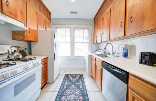 Elegant 1BR in Elizabeth with Covered Porch - Foto 29