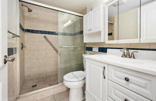 Oceanfront 2 Bedroom Modern Beach Condo w Pool - Foto 23