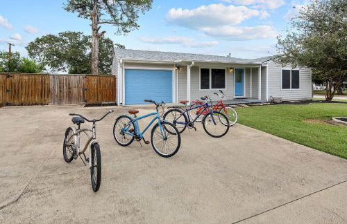 Adorable Southside ATM Cottage with Bikes, Pets OK - Photo 1