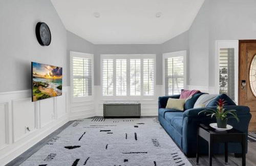 Serene hillside oasis with pool - 20 min to beach - Photo 3