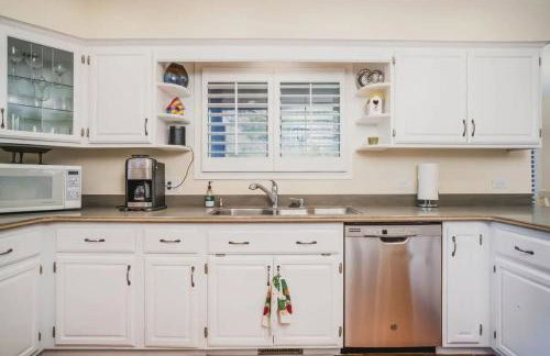 Monthly or Seasonal Large Petite Lake 44 Lakehouse Retreat with Private Pier and Hot Tub secluded Deep in the Woods - Foto 9