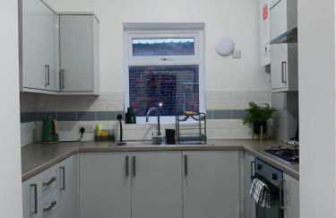 Modern 3-BR Home on Edge of City Center With Free Parking - Foto 27