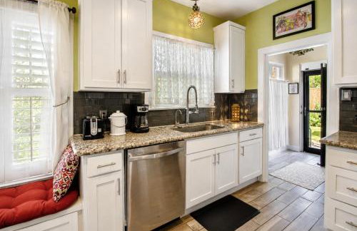 Charming home with pool, enclosed yard, patio & great Woodlawn Lake location - Foto 56