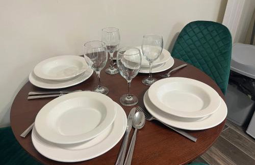 Superb Comfy 2 Bed House, Responsive & Caring Hosts Free WiFi & Parking, Close to MK Centre, Train Station, Santander, Network Rail by Webbhill Stays - Foto 50