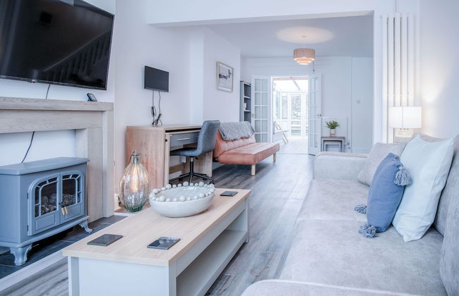 Castle Square - 2 Bedroom - Mumbles - Photo 1